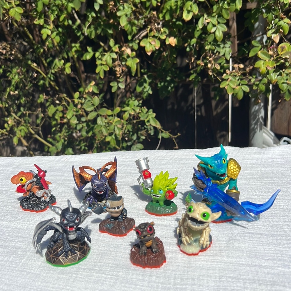 LOT Of 8 SKYLANDERS FIGURES.💙